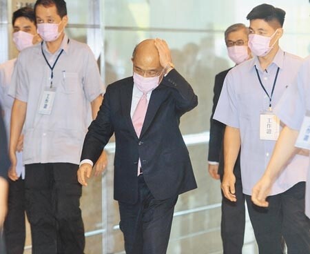 東京奧運台灣隊主團日前赴東京,但因隨行官員坐商務艙,運動員卻乘坐經濟艙,引發輿論譁然,行政院長蘇貞昌(中)20日再度出面致歉。(張鎧乙攝)