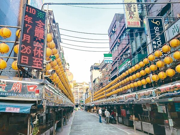基隆廟口夜市入口處的電子看板，秀出「公休至110年7月26日」文字。圖／聯合報資料照片
