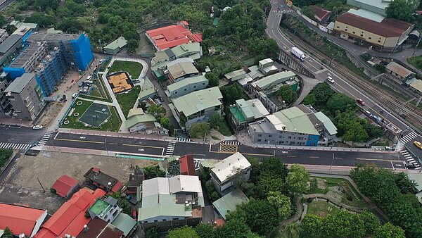 山佳4號道路闢建工程南起八德街,北止中山路三段,全長約295公尺,20日正式通車。圖/新北市工務局提供