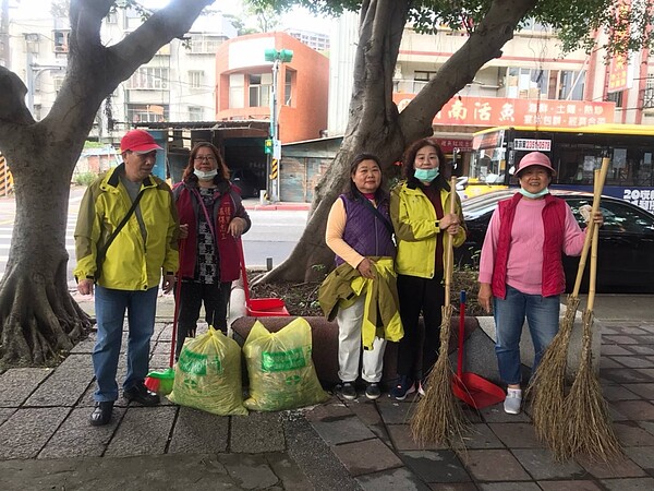 北投區一德里環保志工隊進行打掃。圖／黃玉樹里長提供