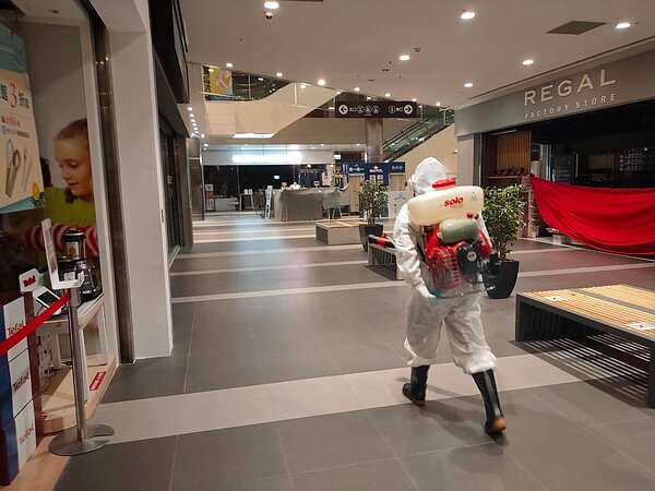 後續三井Outlet將在復業前再次清消,以確保消費者、員工安全。圖/新北經發局提供