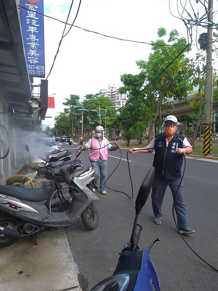 北投區立農里潘建榮里長進行消毒。圖／截自臉書「立農里」