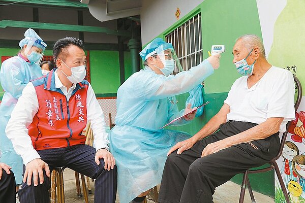嘉義縣長翁章梁（前左）表示，已向中央爭取長輩的第2劑疫苗免上平台預約，減少長輩「預約焦慮」。圖／嘉義縣政府提供