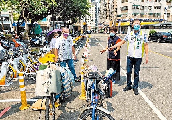 台中市議員林祈烽（右）說，西屯區福星路iBike租賃站周邊被當成垃圾丟棄場，板凳、廢棄腳踏車，連整袋針頭等物品都散落在馬路旁，有夠噁心、也很危險。（林祈烽服務處提供／陳世宗台中傳真）