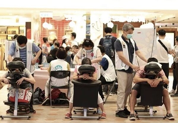 受到疫情影響,視障者無法從事按摩工作,生計大受影響。本報資料照片