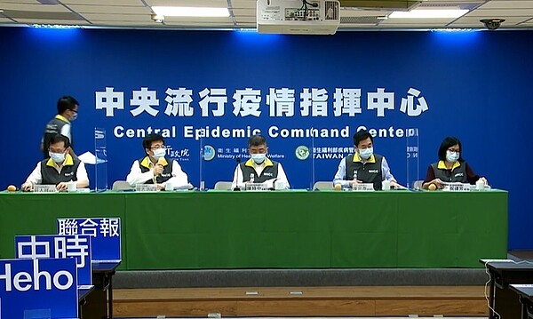 22日中央流行疫情指揮中心說明727「降級不解封」配套措施。圖/截自疾管署直播