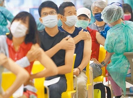 衛福部長陳時中宣布,已與莫德納公司簽約加購3600萬劑疫苗,其中100萬劑將在今年第四季供貨,其餘次世代疫苗則分別在明、後年陸續供應。圖為台北市教職員工22日在花博接種站施打疫苗。(劉宗龍攝)