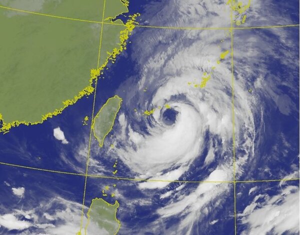 今晨衛星雲圖顯示，烟花颱風眼直徑約110公里，為大眼颱。圖／取自中央氣象局網站