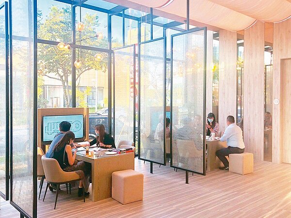 房價連年高漲，不少民眾興起租不如買念頭。 圖／聯合報資料照片
