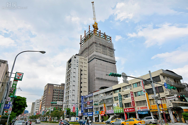 岳泰峰範與鄰近大樓高低差,羅斯福路六段,僑興戲院舊址,文山區景文街,景美夜市旁。(好房News記者 陳韋帆/攝影)