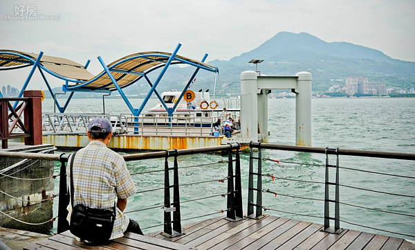 海邊,海港,港口,船隻,老人望著海無助的背影,淡水新市鎮,淡水,奢侈稅戰區,逃命。(好房News記者 陳韋帆/攝影)