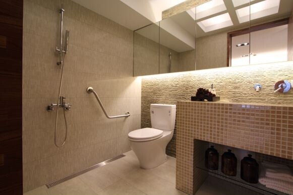 平整寬敞的浴室空間,讓老人家不再視洗澡為畏途。(圖/好房資料中心)