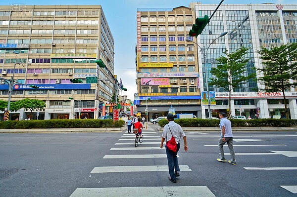 松江路,南京東路,台北市中山區四平街,伊通街,捷運松江南京站,四平商圈,商辦大樓,老舊商辦大樓,街景,路人。(好房News記者 陳韋帆/攝影)