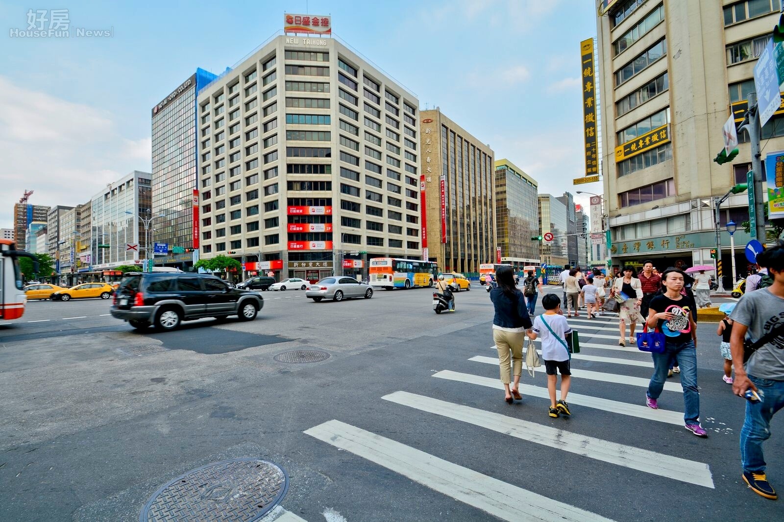 松江路,南京東路,台北市中山區四平街,伊通街,捷運松江南京站,四平商圈,商辦大樓,老舊商辦大樓,街景,路人。(好房News記者 陳韋帆/攝影)