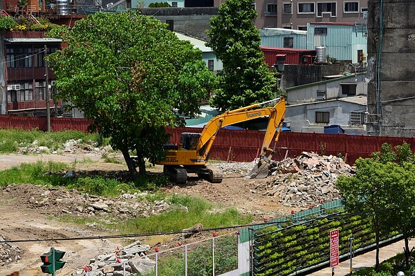 捷運三重站,新北市三重區疏洪東路,機場捷運,旁邊正在興建的工地。(好房News記者 陳韋帆/攝影)