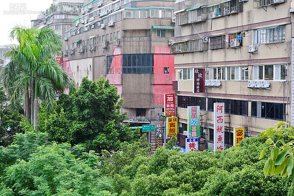 萬華區社會住宅基地,昆明街、開封街二段交接口,中興國小校舍舊址,萬華區房產俯瞰圖,落實居住正義政策,附近商家情境照,台北好好看系列綠地。(好房News記者陳韋帆/攝影)