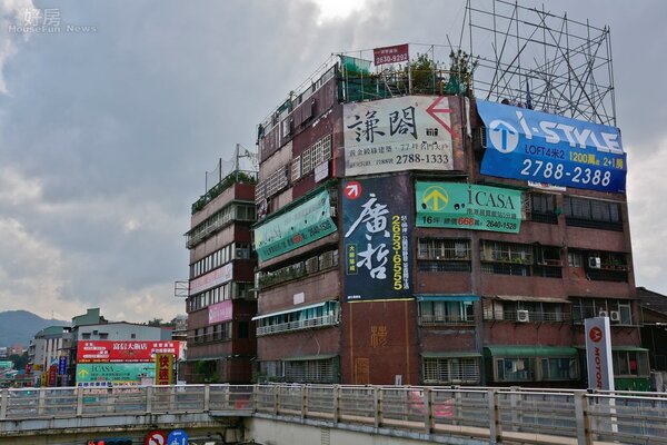南港區建案廣告看板,建案廣告招牌。(好房News記者 陳韋帆/攝影)