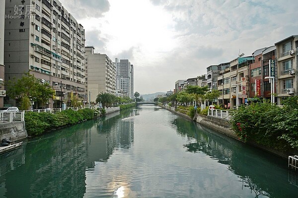 高雄市三民區河北路排水溝,水岸宅,河岸宅。(好房News記者 陳韋帆/攝影)