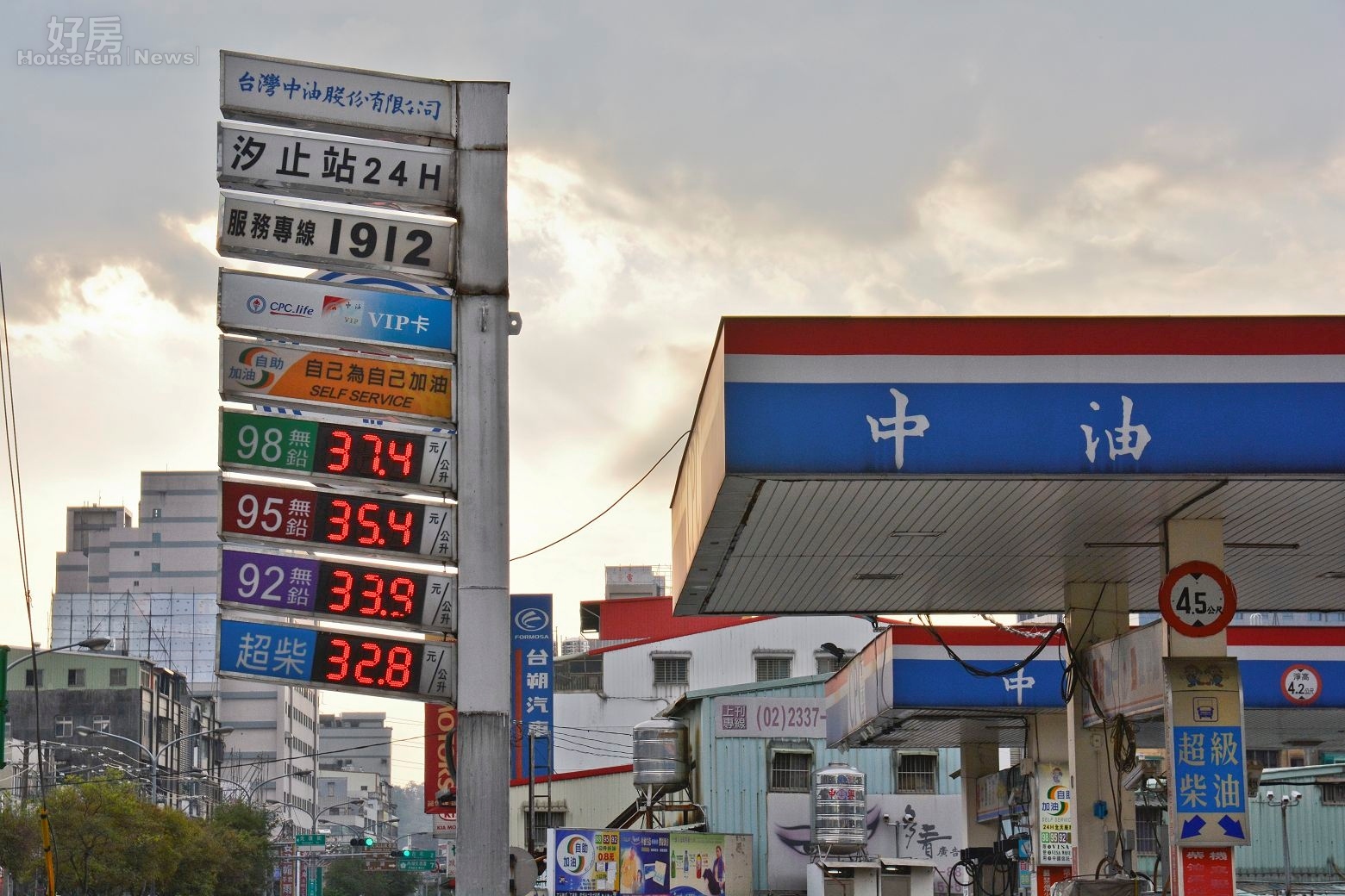 中油油價表,中油加油站。(好房News記者 陳韋帆/攝影)