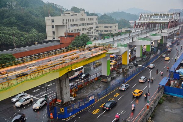 中和環狀線,捷運秀朗橋站墩柱漆上黃綠相間的油漆。(好房News記者 陳韋帆/攝影)