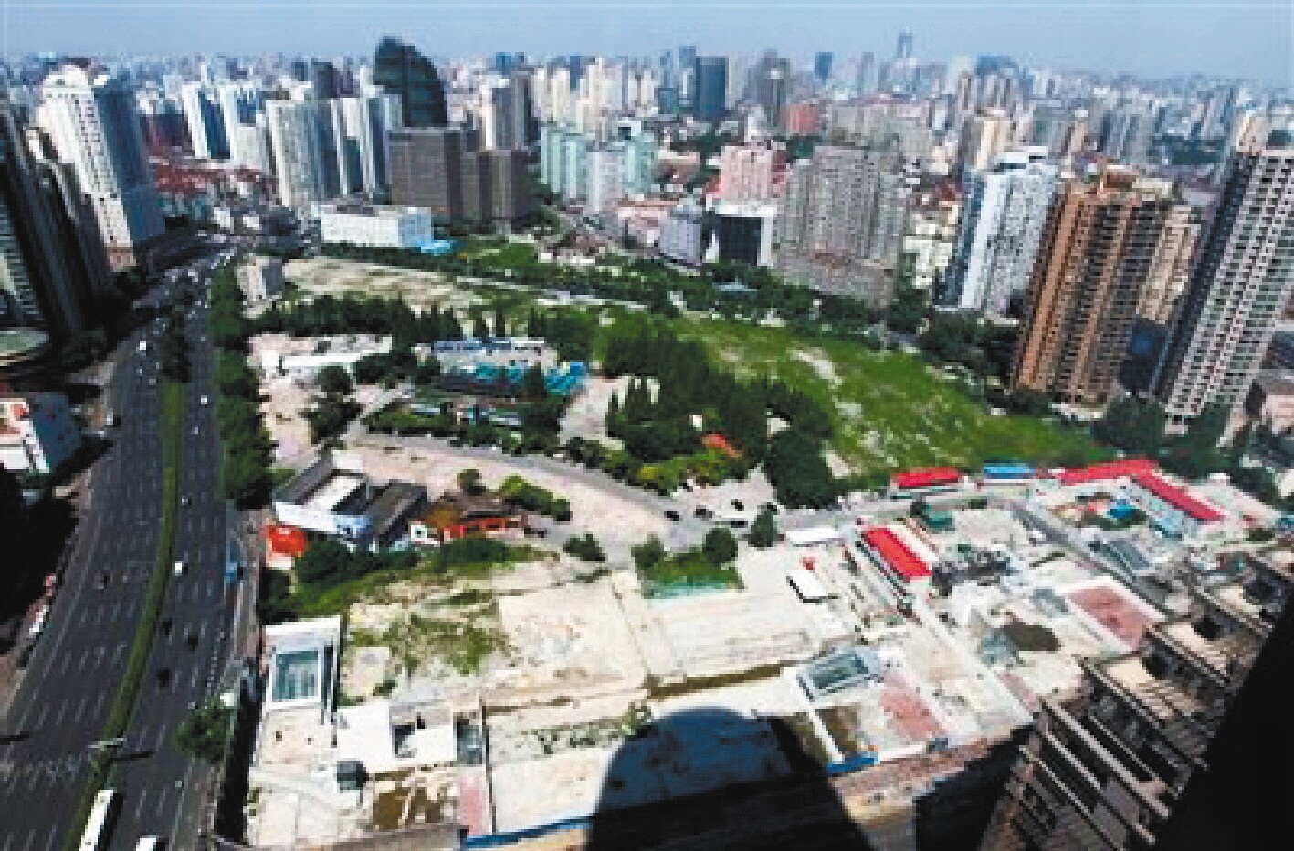 上海1月土地出讓金可望飆上六年新高。圖為2013年的上海「地王」徐家匯中心土地。 (本報系資料庫)