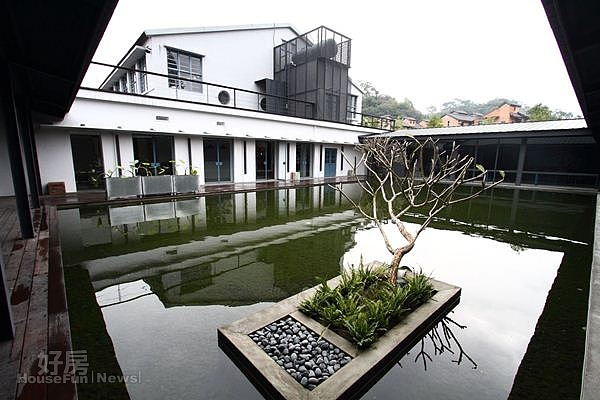 6.新闢的靜水區透著天光,迴廊式設計,讓幽靜池畔成為駐足的焦點。