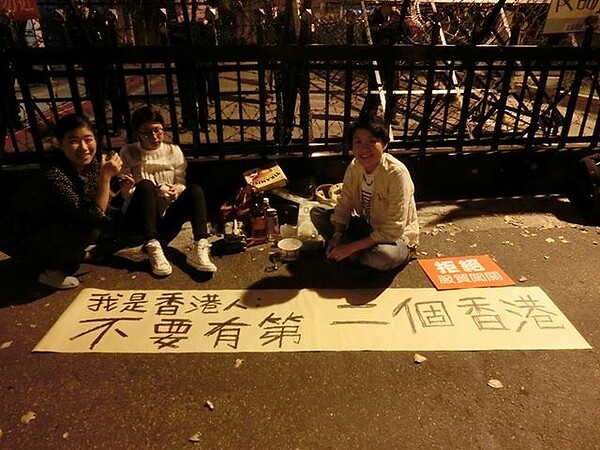 不僅台灣學生為反黑鄉服貿而抗議,連香港人在立法院外表達支持,希望台灣不要成為第二個香港。(翻攝自部落客Carol Lin臉書)