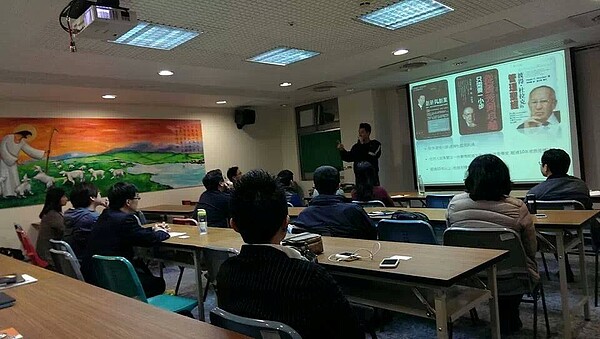 翻身俱樂部負責人,外號「七哥」正在課堂上傳授會員炒房密技。(七哥翻身俱樂部粉絲專頁)