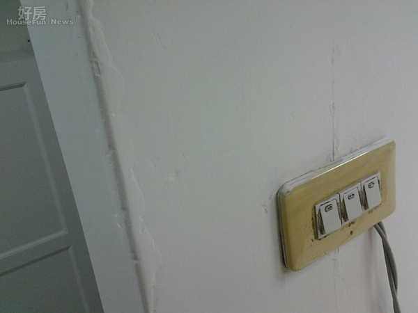 仔細看自己DIY補土、油漆的牆面有些凹凸不平,但別介意,這都是以後滿滿自己動手的回憶,才是有故事的房子。