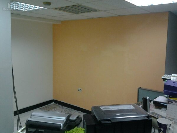 特別挑了一面牆，漆上閃亮橘的顏色
