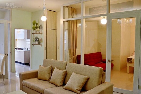 
2.利用玻璃穿透性，降低主臥房牆面的壓迫感，讓空間視野更舒暢。