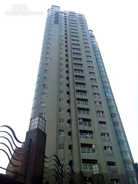 1「台北愛河」樓高28層，高層樓可以欣賞新店溪景色。
