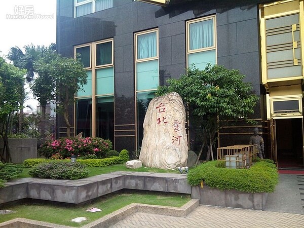 2大門口的「台北愛河」建材高檔,在永和區為知名豪宅。