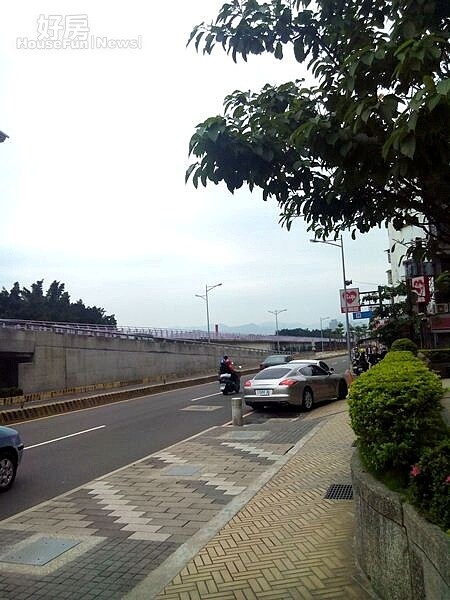 3緊鄰「台北愛河」的環河東路三路,街道還算寬敞。