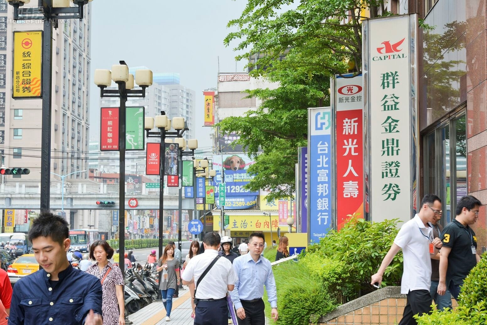 新店區的銀行街,銀行群聚照。(好房News記者 陳韋帆/攝影)