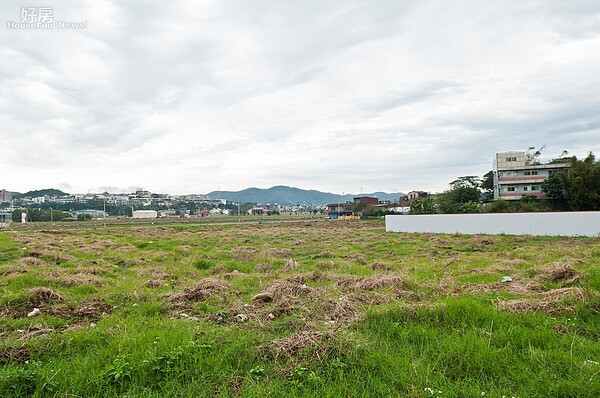 鳳鳴重劃區已經完成道路工程,預估未來推案將達到40至50億元,重劃區建案開價將站上3字頭（好房資料中心）