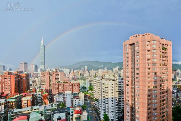午後雷陣雨過後，台北出現一道雙彩虹射穿101大樓。（好房News記者 陳韋帆／攝影）