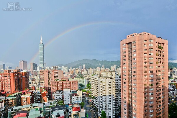 午後雷陣雨過後,台北出現一道雙彩虹射穿101大樓。(好房News記者 陳韋帆/攝影)