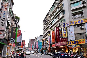 通化商圈街景，門市店家林立。（好房News記者 陳韋帆／攝影）