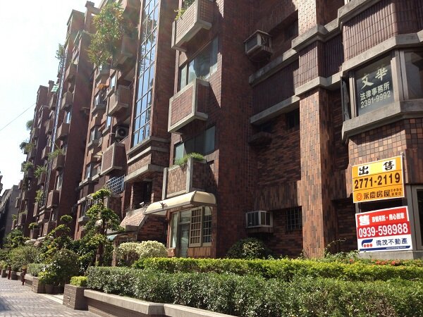 房市交易冷清，加上實價登錄帶來不確定因素，台北市降價求售的中古屋數量暴增。(圖／馮牧群攝)