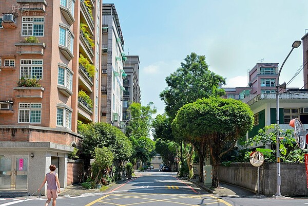 新店區中央新村新大樓與老別墅交錯街景。(好房網News記者 陳韋帆/攝影)