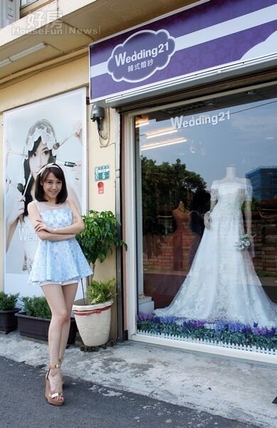 1.佩佩去年成立自「Wedding21」韓式婚紗店，位於距離桃園火車站後站約5分鐘路程，周遭環境單純且清幽。