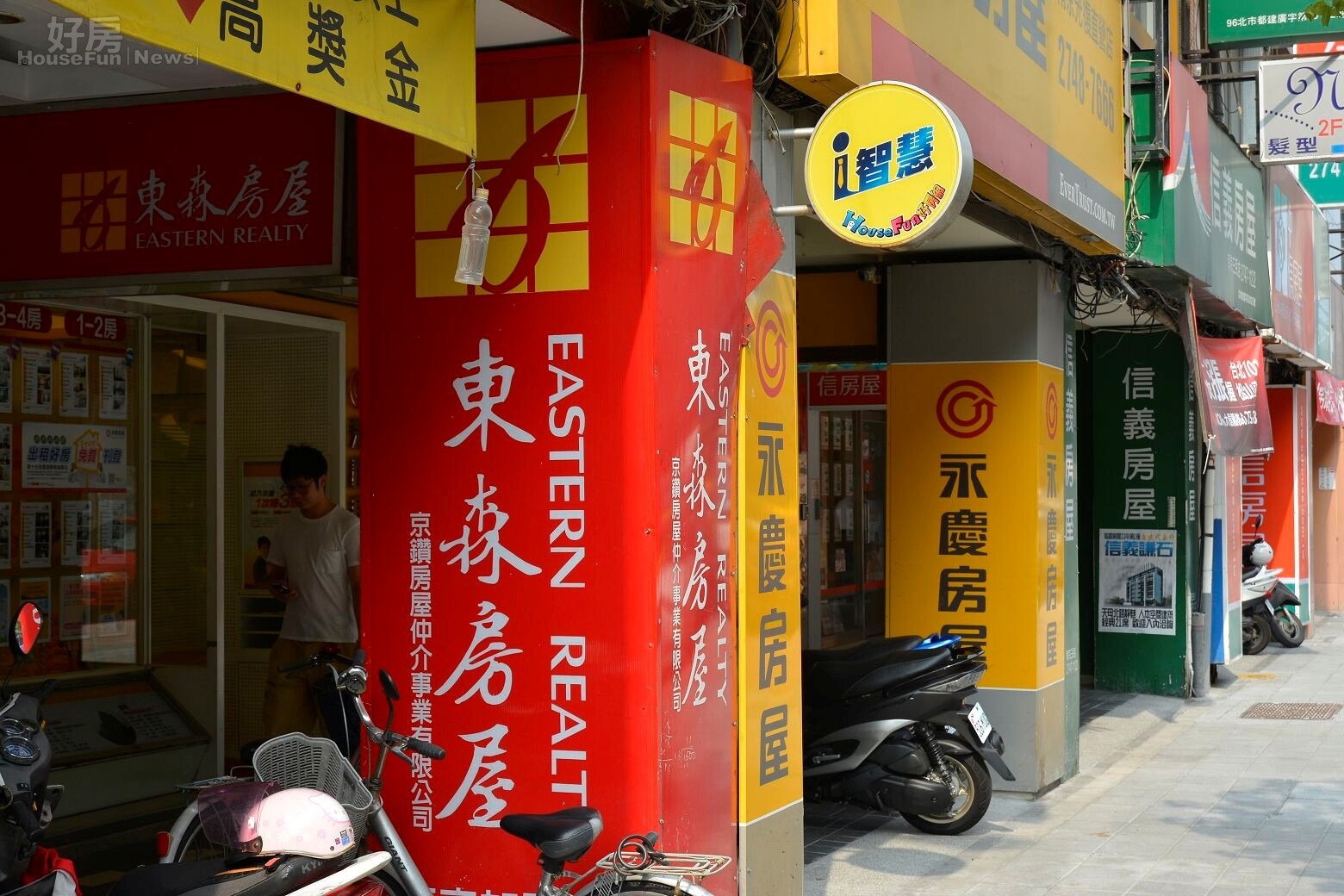 光復北路與南京東路交叉口,房仲店面一字排開。(好房網News記者 陳韋帆/攝)