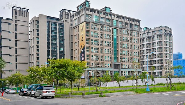 宜蘭礁溪溫泉公園旁,建案林立並全都主打溫泉宅。(好房網News記者 陳韋帆/攝影)