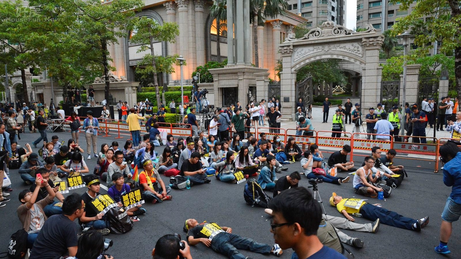 活動剛開始，立即請第一排抗議民眾躺下休息，感受一下躺在台灣最貴的帝寶前面的感覺。（好房網News記者 陳韋帆／攝影）