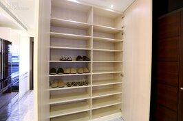 頂天立地的鞋櫃可擺放全家人的鞋子，並且依照鞋子大小調整內部高度。