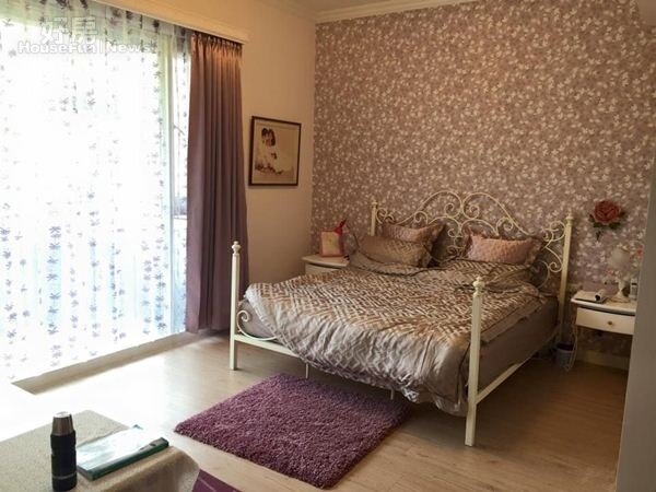 
9.主臥房用紫色窗簾地毯搭配金色系的床鋪以及牆面，看起來很高雅。