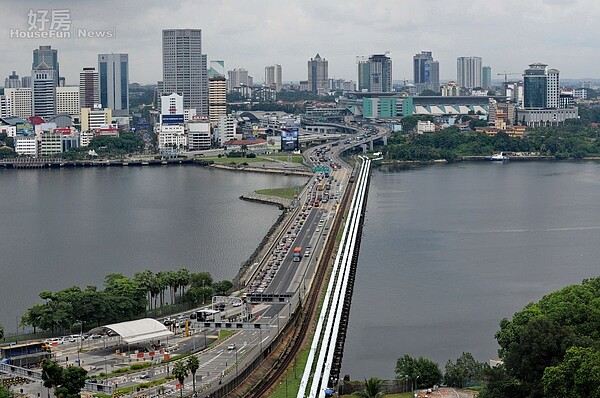 新加坡與馬來西亞僅有一橋之隔，房價水平卻是天差地遠。（騏聿地產提供）