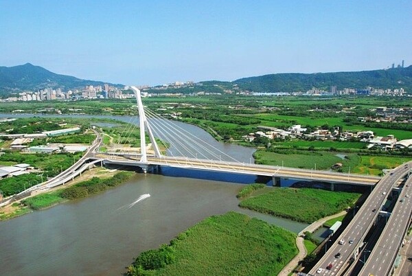 受限於禁建令，社子島已禁建超過40年，圖為社子大橋。（截取自台北市政府工務局新建工程處）