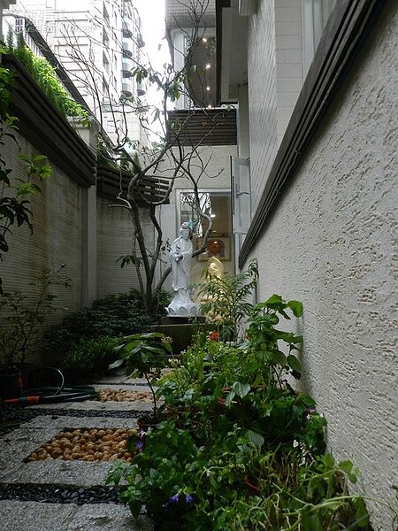 2.室內室外加起來坪數大約100坪,戶外還有個L型的花園,彭立以雕像和綠色植栽造景。